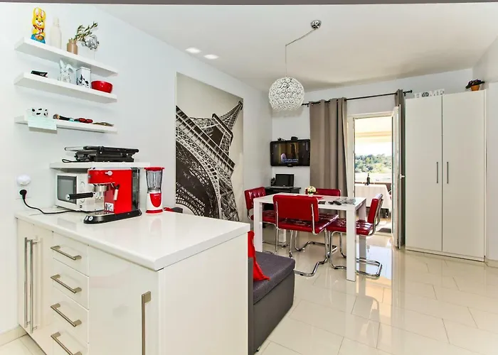 Dorijan In Beautiful House هفار