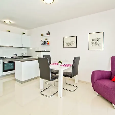 Apartment Dorijan In Beautiful House